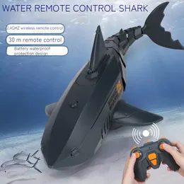 ElectricRC Boats 24g Remote Control Electric Shark uppladdningsbar djurbehållare Badkar Fisk Interactive Toy Boy Children Båt Födelsedagspresent 230518