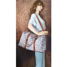 Europejskie i amerykańskie torby podróży kolorowe lampart torby turystyczne mody damskie buggy torby krótka podróż przenośna klasyka