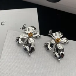 All-Match Silver Glossy Flower Earrings for Women French Style Elegant Lady of Note Temperament Petals Silver Studörhängen