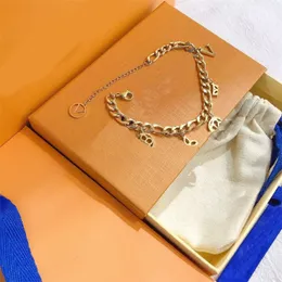 Nya fashionabla klassiska armband kvinnor charm Bangle 18k guldpläterad rostfritt stål kristall diamantälskare gåvor armband manschettkedjedesigner smycken kvinna