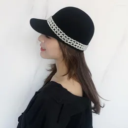 Berets 202301-shi Chic Drop Winter Japan Wool Pearl Chain Beautiful Grace Lady Octagonal Cap Women Leisure Equestrian Hat