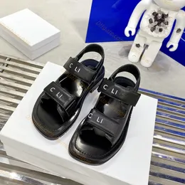 صندل مصمم أزياء Leo Slippers الإنترنت المشاهير انفجرت ألوان صلبة اللون الترفيهي سميكة خارج ارتداء متابعة على أنبوب الشعور بالشباب