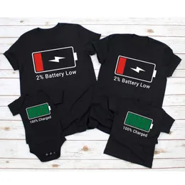 Family Matching Outfits Summer Family Matching Clothes Outfit Funny Battery Print Father Mother Daughter Son Tshirts Daddy Mommy Me Kids Baby Clothes G220519