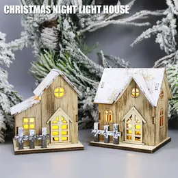 ノベルティアイテムクリスマス木製の家の飾り導かれた丸太小屋の飾りミニチュア雪シーン村の家のバッテリー操作デスクトップ装飾G230520