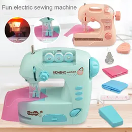 Andra leksaker Mini Sewing Machine Toy Portable Handhållna kläder Symaskin Diy Play House Toy for Children Barn Mini Furniture Toy 230520
