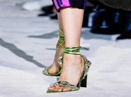2022 dames nouveau style en cuir véritable 10 cm stiletto sandales à talons hauts bout pointu pillage lacets diamant CHAUSSURES partie bride à la cheville cro9773585