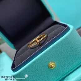 Luksusowe projektantów pierścionków dla mężczyzn i kobiet uniwersalna moda prosta klasyczny styl prezent, aby zapewnić zaręczyny Partia Społeczna Piękna dobra