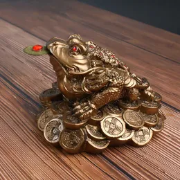 참신 품목 행운의 황금색 두꺼비 장식 Feng Shui Toad Money Lucky Fortune Chinese Golden Frog Toad Coin Home Office Desktop Ornament G230520