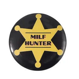 Milf Hunter Belge personalizável Amarelo rosa botão macio pino homem homem homem broche chapéu de desenho animado lapela pin metal decoração roupas presentes