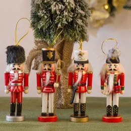 العناصر الجديدة 4pcs/مجموعة 13 سم على غرار Nordic Wooden Nutcracker Puppet Small Nutcracker Soldier Pendant Crafts Decoration Christmas Tree Ornament G230520