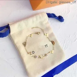 Kadın tasarımcı bilezik zinciri lüks altın kaplama moda moda moda pulsera kilit çiçek mektup kolye elmas cjeweler aşk takılar bilezikler j83a