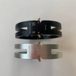 Bracciali Streetwear Bracciale ALYX di alta qualità Lettere in lega di alluminio con incisione Stile funzionale Bracciale ALYX Bangles