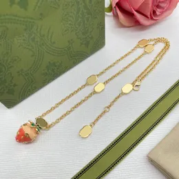 Girls 'mångfärgade jordgubbhängen Halsband Lovely Party Jewelry rostfritt stål smycken anti allergikedja gåva till dam