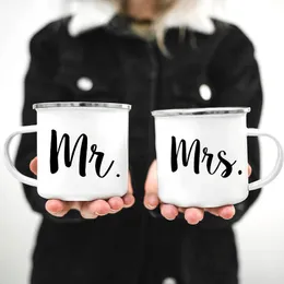 Tazze Mr And Mrs Cute Valentine's Day Gift His Hers Lovers Camp Cup Marito Moglie Tazza smaltata per coppieTazze