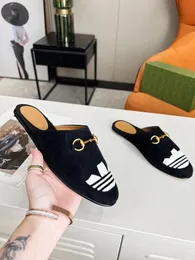 Sandaler för kvinnors paris designer tofflor med bokstäver hårdvara strandhemslippare för kvinnors storlek 35-43