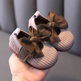 Pierwsze spacerowiczów Baby Casual Buty niemowlę małe dzieci Bowknot bez poślizgu gumowy miękki płaski pu Born Bow Decor Born Baby First Walker 230520