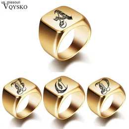 Ringas de banda Novos anéis masculinos com letra Stamp Fashion Gold 18mm Masculino aço inoxidável aço inicial anel largo para os acessórios de festa J230522