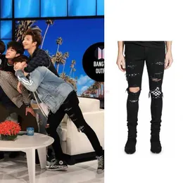 디자이너 의류 Amires Jeans 데님 팬츠 Amies High Street Youth Perforated Jeans with Black Patch Hot Diamond Slim Fit Small Foot Trousers Handsome Stylish Male P