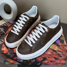 Luxurys designer time out sneaker låga toppskor präglade silver guld bokstäver män kvinnor tjockt texturerat gummisula klassiska svarta och rosa tränare 06