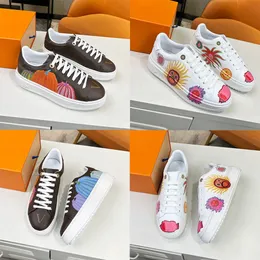2023 SS Weiße Damenschuhe Bunte YK Time Out Sneaker Yayoi Kusama Faces Bedruckter Trainer aus Kalbsleder, gravierte Ösen, 3D-Muster, Monogramme und Blumen