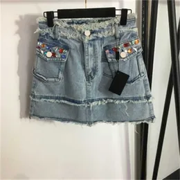 Gonna Hottie di lusso Pantaloncini estivi Tasche di diamanti colorati Orlo di pelliccia alla moda Gonna di jeans a vita alta Taglia S-XL Gonne firmate azzurre Abbigliamento donna