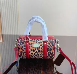 Lyxvarumärke Leopardtryck axelväska kvinnor designer väskor d brev lyxiga handväskor designers crossbody väskor mode trend handväska 240314