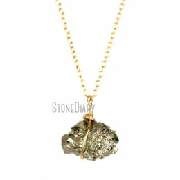 Halsband NM42490 TINY CRYSTAL ROCK Mineral Pyrite Halsband Rå Pyrite Nugget Wire Wrapped Necklace 14K Guldfylld kedja