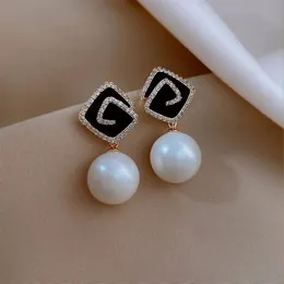 19 Orecchini pendenti con perle bianche stile per donne Gioielli di fidanzamento per fidanzati con strass lucidi da donna