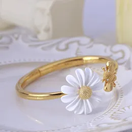 Bracciale rigido di tendenza europea e americana. Bracciale a forma di ape tridimensionale con smalto Mori, fiore margherita