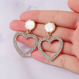 Brincos de pendente de coração de design clássico 2023 Jóias de jóias de moda Acessórios de temperamento doce para brincos femininos