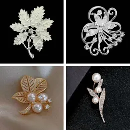 Maple Leaf Brooch Crystal Imitation Pearl Flower Brooches Pins For Women Wedding Bridal Party Jewelry Pin New Fashion Corsage