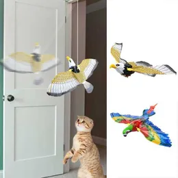 Simulering Cat Toys Bird Interactive Cat Toys Electric Flying Eagle/Parrot Toys för inomhus kattkattar Interaktiva kattungar Lek ensam G230520