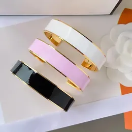 Modedesigner Multicolor Open Bangle Justerbar designarmband härlig rosa vald lyxig gåva kvinnlig vän charm utsökta premium smycken tillbehör