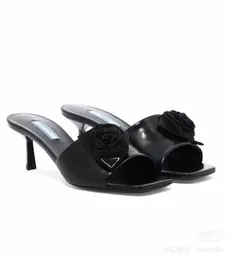 Yaz fırçalanmış deri sandalet ayakkabıları kadın gül çiçek vernik topuk metal yazı logo kayma üzerinde slayt bayan terlikleri mükemmel yürüyüş EU35-43