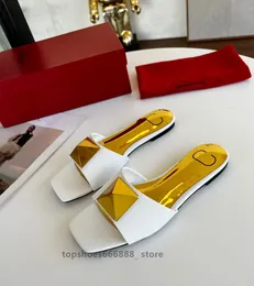 2023 Brands Designer feminino Selpistas de salto alto Praça aberta de couro genuíno Roma Roma plana Decoração de rebite um cravo de férias de férias de verão Sandal Mulher Slide VL