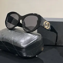 Lyxdesigner solglasögon man utomhus solglasögon metall ram mode klassiska lady solskydd glasögon spegel unisex trevlig gåva