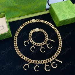 Womens Fashion Armband Luxury Halsband Designer Smycken Set Stylish Gold Letters Pendants Armband Wedding Present Love Necklace 925 Silver