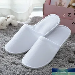 도매 품질 호텔 편안한 내부 두꺼운 일회용 슬리퍼 안티 슬립 홈 게스트 신발 통기성 소프트 일회용 슬리퍼