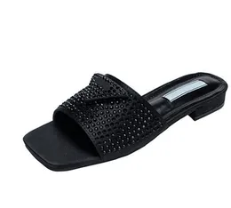QQ 2023 Esigner Slippers Triangle Buckle Женские тапочки Мода Летнее пляж на низкокачественных туфлях с бриллиантами.