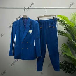 2023 erkek takım elbise blazers batı giyim tasarımcısı erkekler mektup baskı kadife blazer lüks dış giysiler işbirlikçi baskı patchwork bayan elbise pantolon