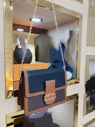 adotta pelle marrone di alta qualità e grande hardware importato è una borsa da donna alla moda con una spalla e un retro