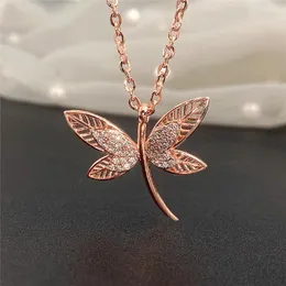 ペンダントネックレスHuitan Luxury Rose Gold Color Dragonflyネックレス女性用ロマンチックなブライダルウェディングネックブリリアントCZジュエリー