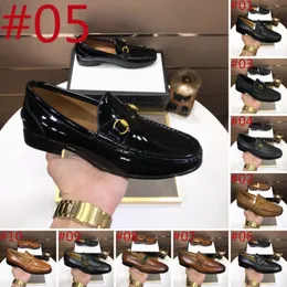 Designer de luxo Sapatos formais italianos Men's Oxford Genuine Leather Brogue Fashion Wing Dip Black Slip no sapato de vestido de escritório para homens