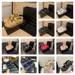 Denim läder quiltad pappa sandal sammanlås c svartvita kontroller tofflor kvinnor designer sandaler rem buckle glider gelé chan c kedja strandplattform skor