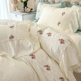 Set di biancheria da letto Set principessa in stile francese Volant di pizzo Fiori di seersucker Ricamo Copripiumino in cotone lavato Federe per lenzuola