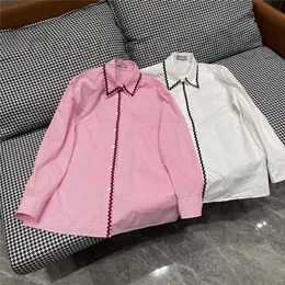 Kadınlar bluz gömlek tasarımcısı 2023 İlkbahar/Yaz Yeni Dalga Deseni Pembe Ekose Üçgen Etiketi Çok Yönlü, Seçenek Yok, Basit ve Taze Gömlek Y9VB