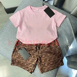 مصمم فاخر FFF مجموعات ملابس Kids T-Shirt Pink Monogrammed Fashion الأزياء البريطانية العلامة التجارية الصيفية الكنوز والفتيات القطن من قطعتين