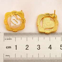 Nowy styl 18K Gold Studed Clip Sainers Luksusowe projektanci marki podwójne litery Kolczyki ze stali nierdzewnej geometryczne serce sławne kobiety inkrustowane perły weselne klejnoty ślubne