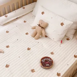 韓国のキルティングベビーベッドシートベアオリーブバニー刺繍赤ちゃんコットコットンマットレスマットレス幼児ベッドカバーカスタムメイド230525