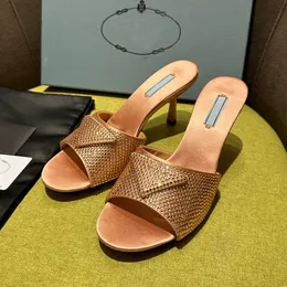 Rhinestone vadderade satin tofflor polerade läder glider sommar sandaler skor stilett sandal kvinnor lyxdesigner glid toffel för kvinnor